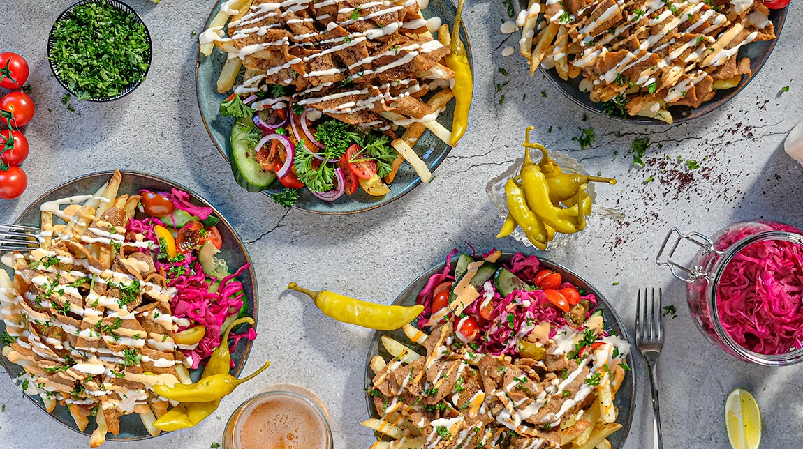 Klassisk kebabrulle på linne med terrakottakärl